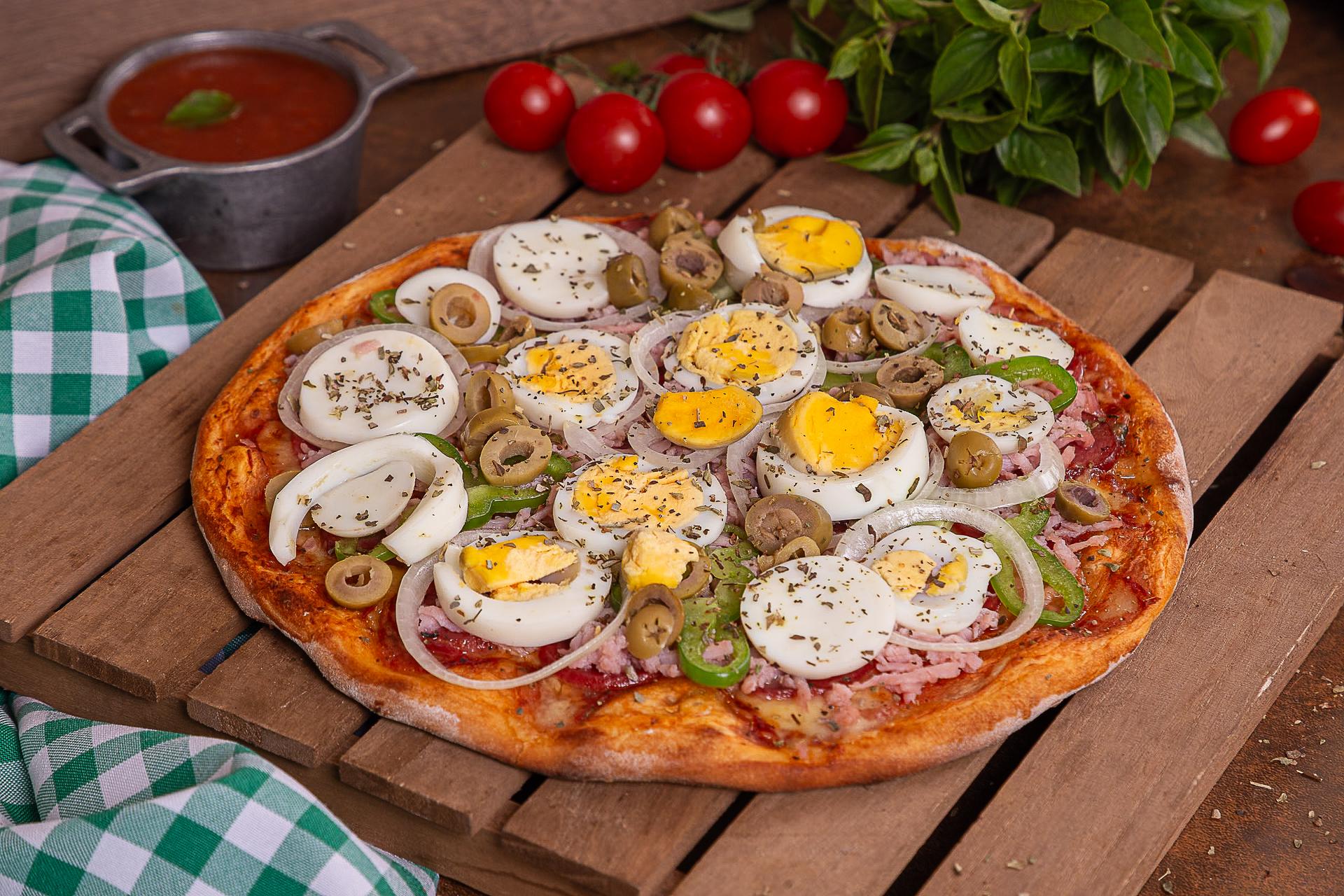 Pizza especial com ovo e azeitona