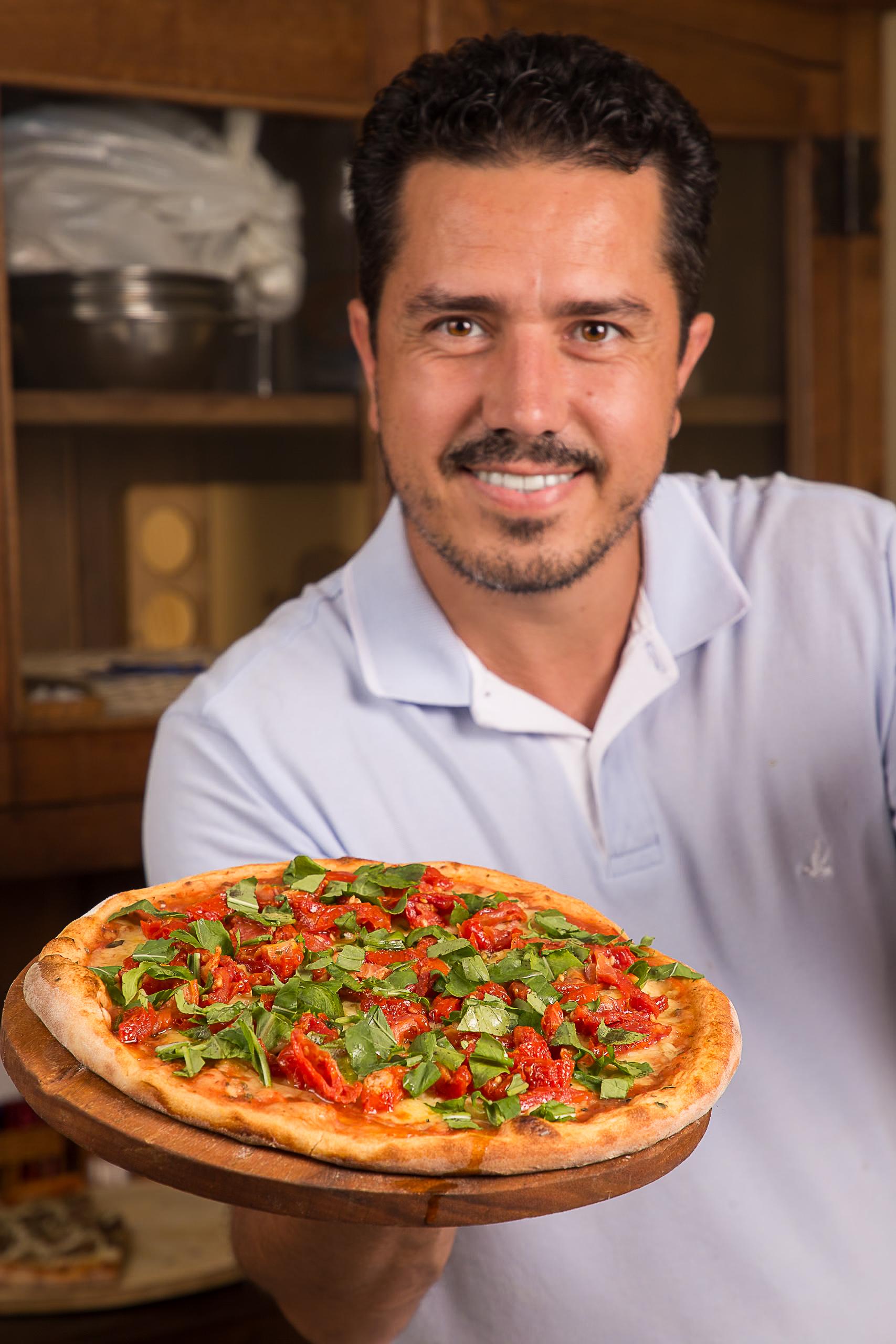 Fundador Pizza e Companhia com pizza